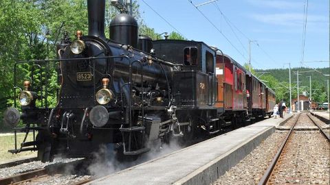 La locomotiva a vapore sulla tratta tra Le Pont a Le Brassus 