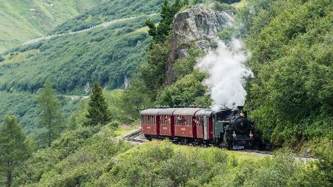 La locomotiva della ferrovia di montagna della Furka