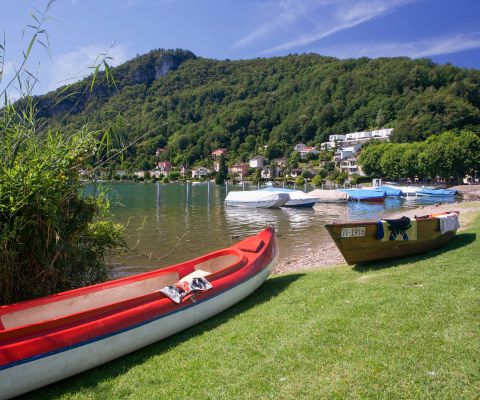 Rive du lac avec canoës à Caslano près de Lugano