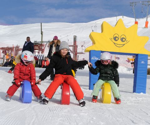 Kinder haben Freude im Schnee-Kinderland in Klosters-Madrisa
