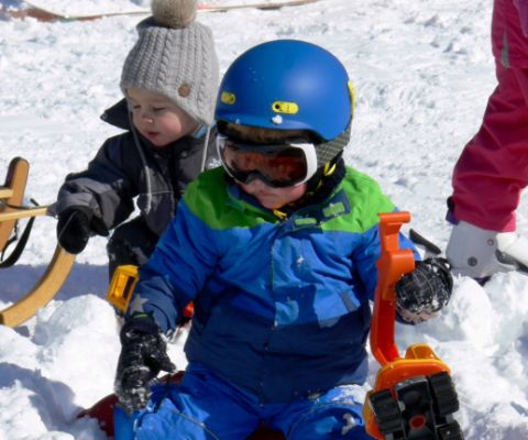 Faire de la luge et se divertir au domaine skiable de Brunni-Alpthal