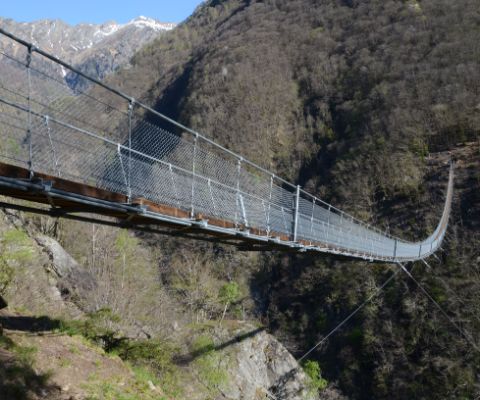 Randonnée au pont suspendu de Curzútt