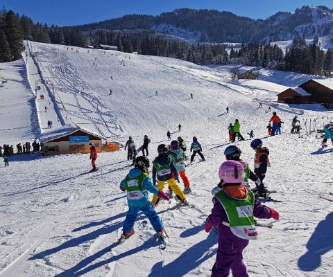 Bambini sulle piste di sci di Wildhaus