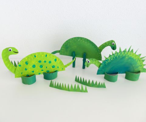 Simpatici dinosauri creati con piatti di carta