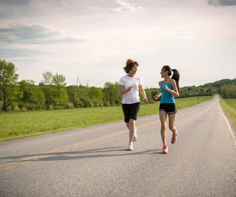 Giovani e sport: mamma e figlia fanno jogging insieme