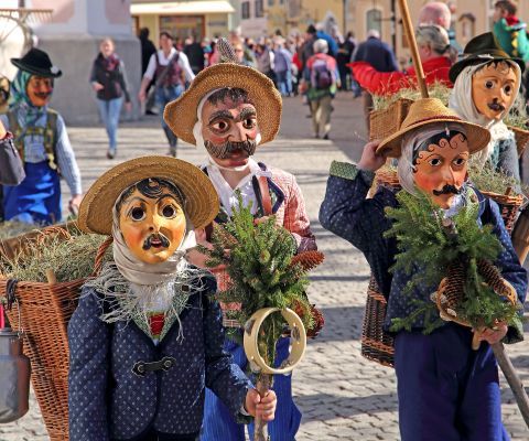 Des enfants déguisés traditionnellement à carnaval 