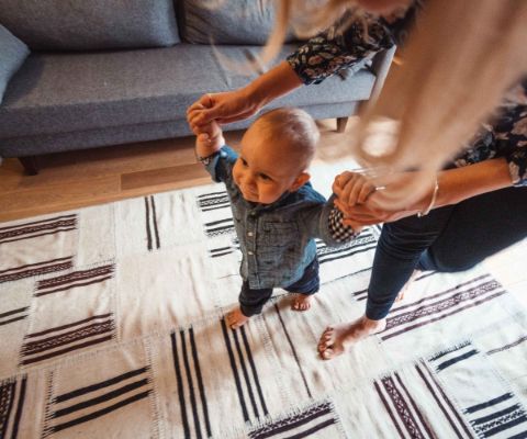 Zuhause mit dem Baby Laufen lernen