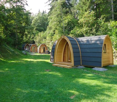 Place ombragée avec petite cabane en  bois, appelée POD