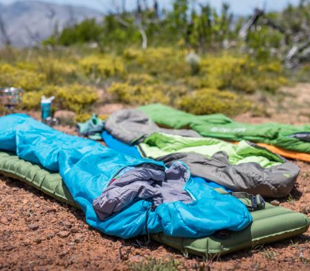 Schlafsäcke und Matten zum Zelten
