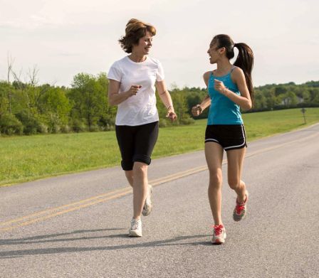 Jugend und Sport: Mutter und Tochter joggen zusammen