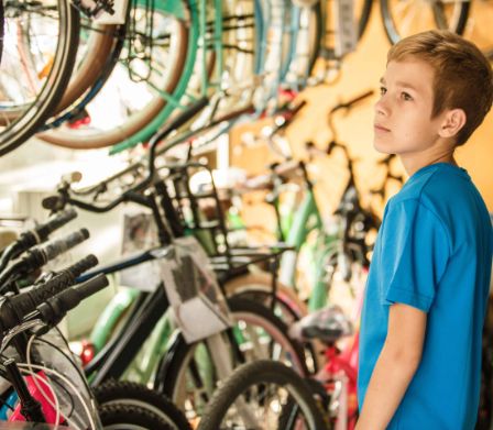 Un ragazzo sceglie il suo nuovo equipaggiamento da ciclismo
