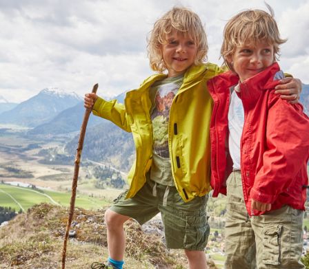 Deux garçons dans les montagnes en tenue de randonnée