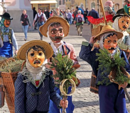 Des enfants déguisés traditionnellement à carnaval 
