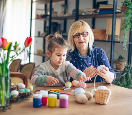 Grand-mère et petite-fille peignent ensemble des œufs de Pâques
