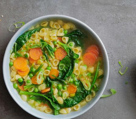 Assiette de soupe aux nouilles et légumes
