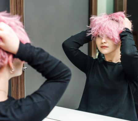 Una teenager con i capelli tinti di rosa