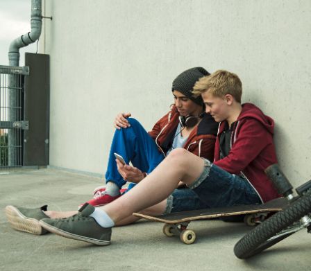 Zwei pubertierende Jungs mit Skateboards
