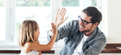 Vater und Tochter freuen sich