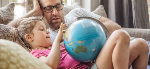 Un padre spiega il mondo alla figlia