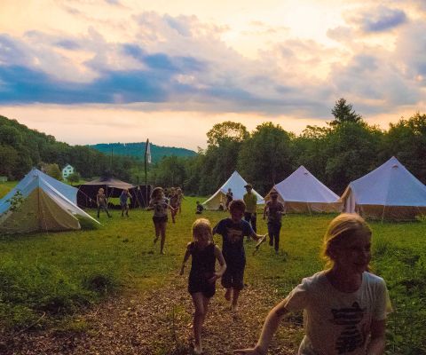 Zeltlager mit dem WWF Kinder auf einem Zeltplatz in der Abenddämmerung