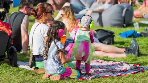 Zwei Kinder mit Hörschutz auf einem Festival Zwei Kinder mit Hörschutz auf einem Festival