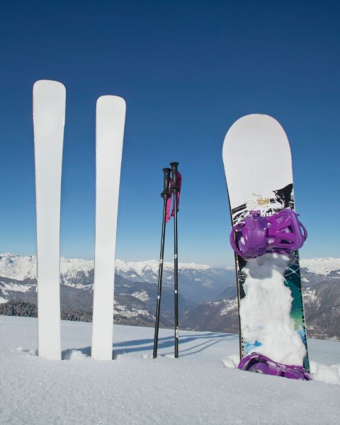 Ski und Snowboard im Schnee