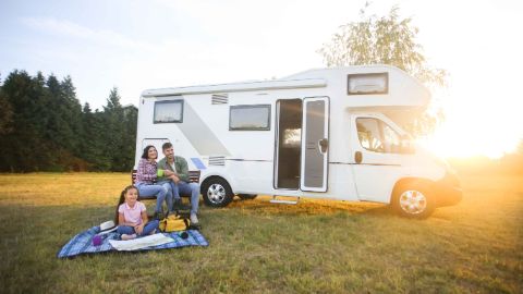 Une famille devant un camping-car