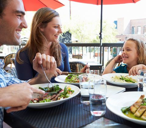 Famille en train de manger sur la terrasse d’un restaurant