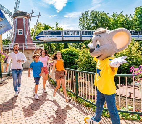 Familie im Europa-Park mit Maskottchen Ed Euromaus Familie im Europa-Park mit Maskottchen Ed Euromaus