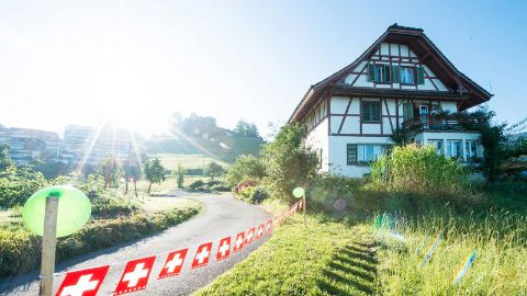 Bauernhof mit Schweizerfahnen