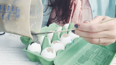 Cemento liquido mentre viene versato nelle uova svuotate