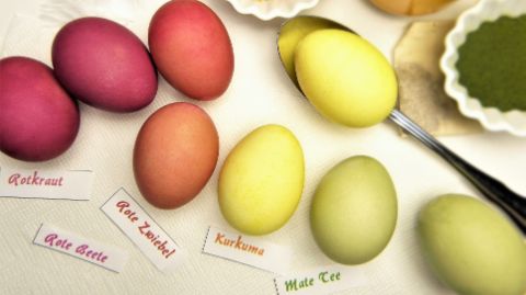 Uova colorate con prodotti naturali