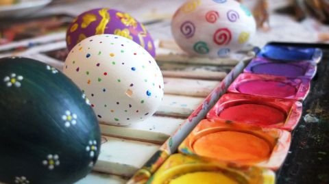 Uova dipinte con colori ad acqua