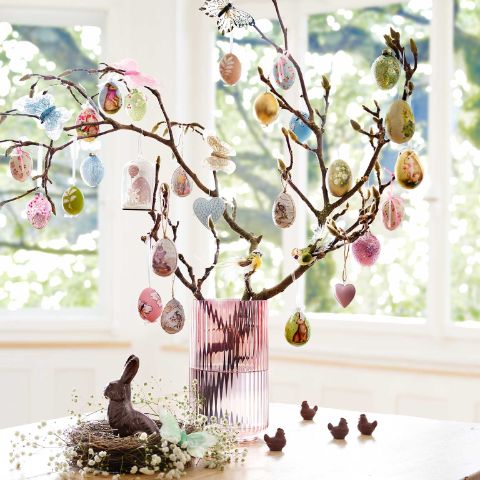 Albero di Pasqua ben decorato nei colori pastello