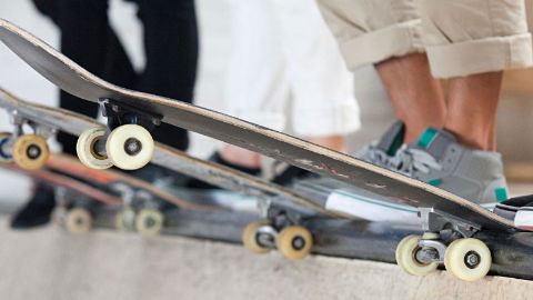 Skateboarder*innen stehen an der Rampe bereit für die Fahrt.