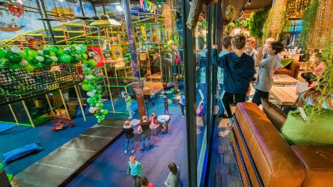 Eine bunte Spielhalle mit Spielplätzen im Kiddy Dome.