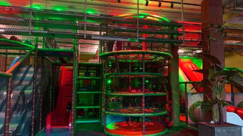 Viele bunte Rutschbahnen im Monkey Town.