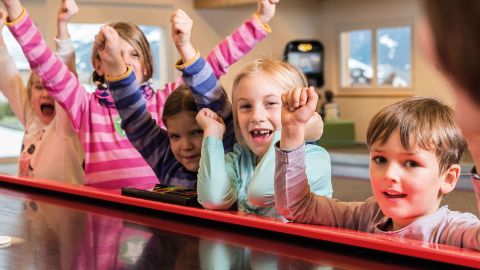 Zufriedene Kinder spielen im Rufalipark Obersaxen.