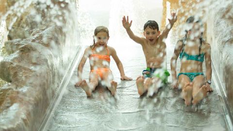 Bambini che si divertono allo Splash e Spa di Tamaro