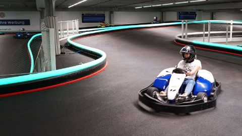 Ein Kind fährt Go-Kart im Tempodrom Winterthur.