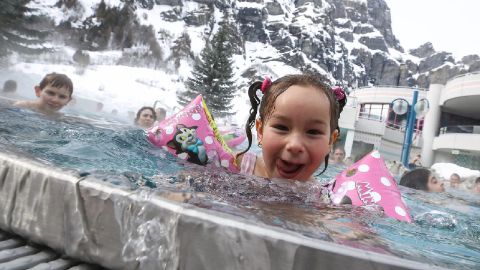 Enfant dans le bassin extérieur des bains thermaux de Zurzach