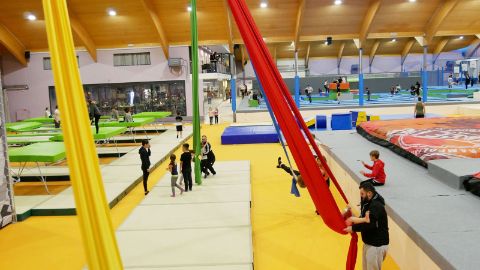 Kinder spielen im Bounce Lab Belp.