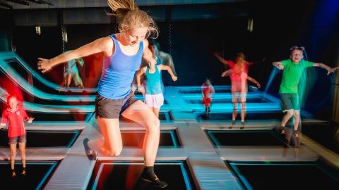 Kinder und Jugendliche hüpfen im Trampolinpark Rorschach.