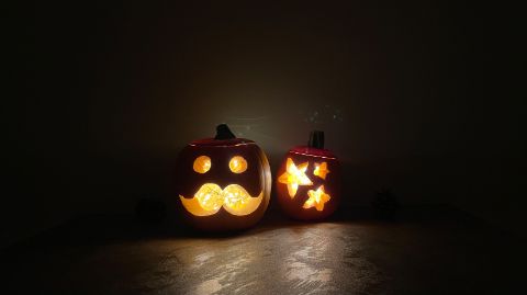 Leuchtende Halloween-Kürbisse im Dunkeln