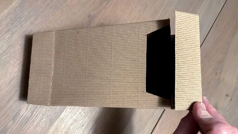 Fabrication d’une boîte en forme de monstre à partir d’un sachet pour bouteille