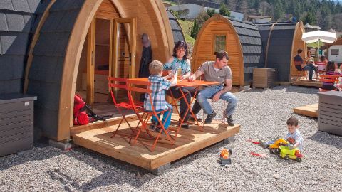Maisonnettes en bois au parc de loisirs d’Atzmännig (SG)