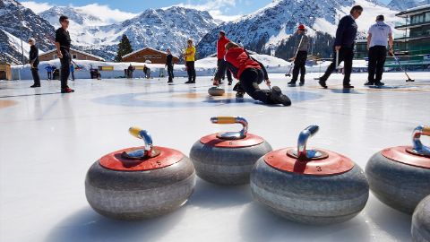 Menschen stehen auf dem Eis haben Spass beim Curling