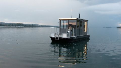 Un bateau-sauna sur le lac de Bienne