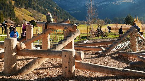 Place de jeu AlpKultur Lenkerseeli à la Lenk (BE)