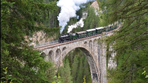Die Lokomotive «Heidi»  auf der Fahrt durchs Engardin